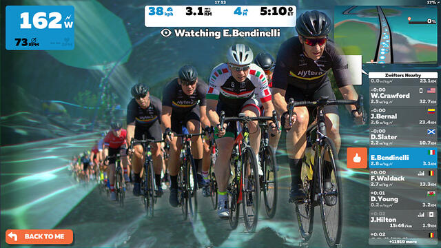 Med Zwift kan man få følelsen av å sykle sammen med andre mens man trener på sykkelrullen. Her er Tore Petter Engen i front for sin sykkelklubb. (Foto: Thor Kristoffersen/skjermprint Zwift. Fotomontasje: Arne Dag Myking)