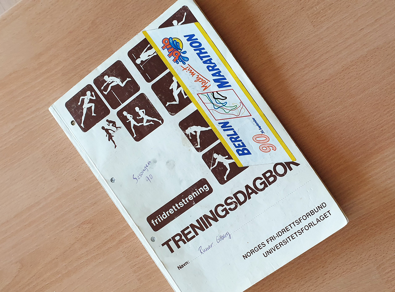 Frå 1983 til 2006 vart treningsnotata skrivne ned på papir, ei bok for kvart år. (Foto: Runar Gilberg)