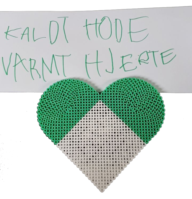 Perlet hjerte med tekst, laget av Annabelle Pisani Bakken på 6 år fra Orkanger