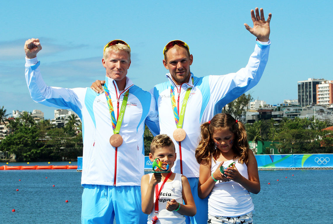 Roerne Kjetil Borch og Olaf Tufte er blant toppidrettsutøverne som nylig fikk sitt store OL-mål utsatt med ett år. Her etter deres OL-bronse i 2016. (Foto: Karl Filip Singdahlsen/NIF)