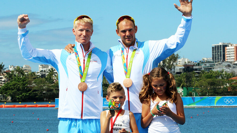 Roerne Kjetil Borch og Olaf Tufte er blant toppidrettsutøverne som nylig fikk sitt store OL-mål utsatt med ett år. Her etter deres OL-bronse i 2016. (Foto: Karl Filip Singdahlsen/NIF)