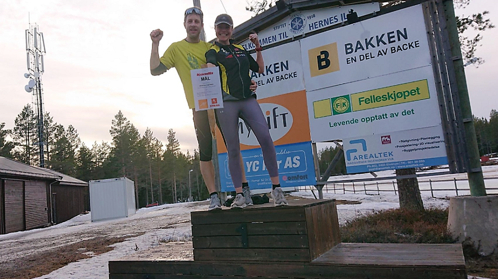 Marit Aamdal og Thomas Pedersen tok turen til Elverum på tirsdag og tok like så godt alle tre løpene på rappen. Her troner det spreke paret på pallen på Varden skistadion i Hernes etter å ha fullført «Melkesyras lange farvel». (Foto: Privat)