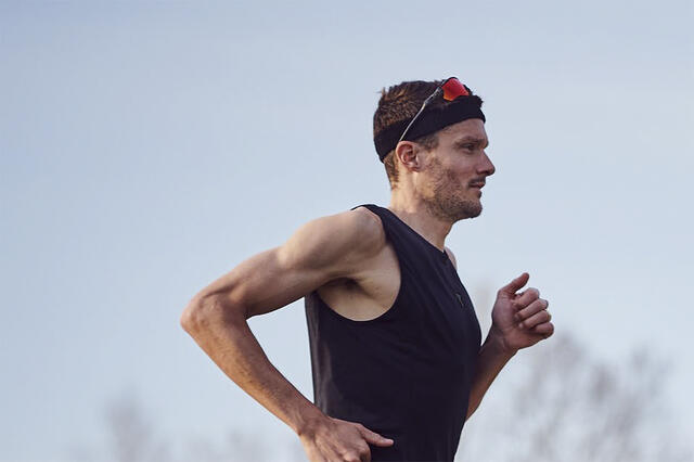 Jan Frodeno har vært en verdensener i triatlon i mange år. Nå brukte han posisjonen sin til å samle inn penger til gode formål. (Foto: Hoka)