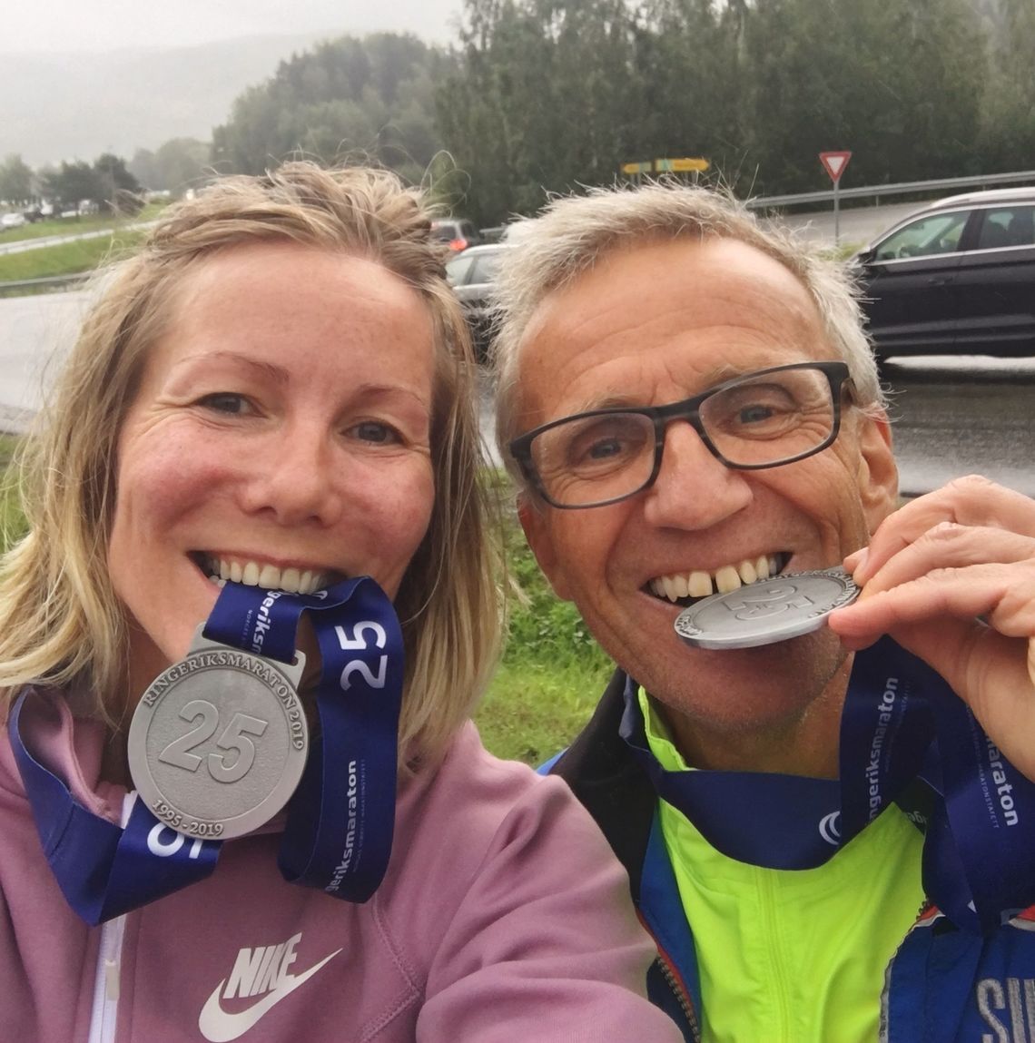 Anne Woldmo og løpervennen Jan -Erik etter Ringeriksmaraton 2019.