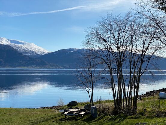 Utsyn mot fjord og fjell i vakkert vårvêr.