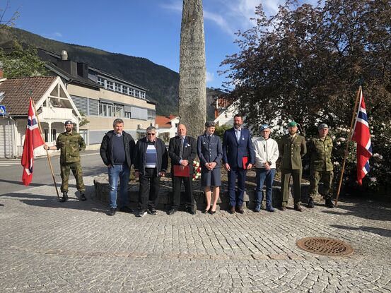Deltakarar på 8. mai-markeringa ved minnestein i Sogndal.