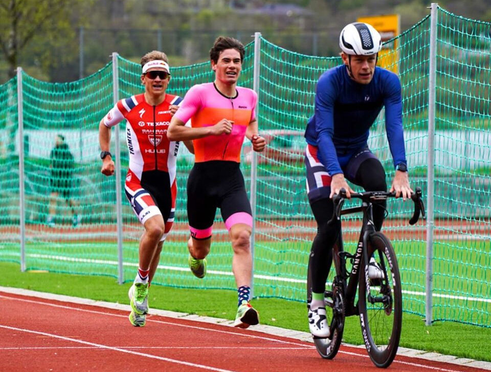 Gustav Iden og Kristian Blummenfelt (til venstre) testa seg på 3000 m på friidrettsbanen i Ytre Arna. (Foto: Mikal Iden)