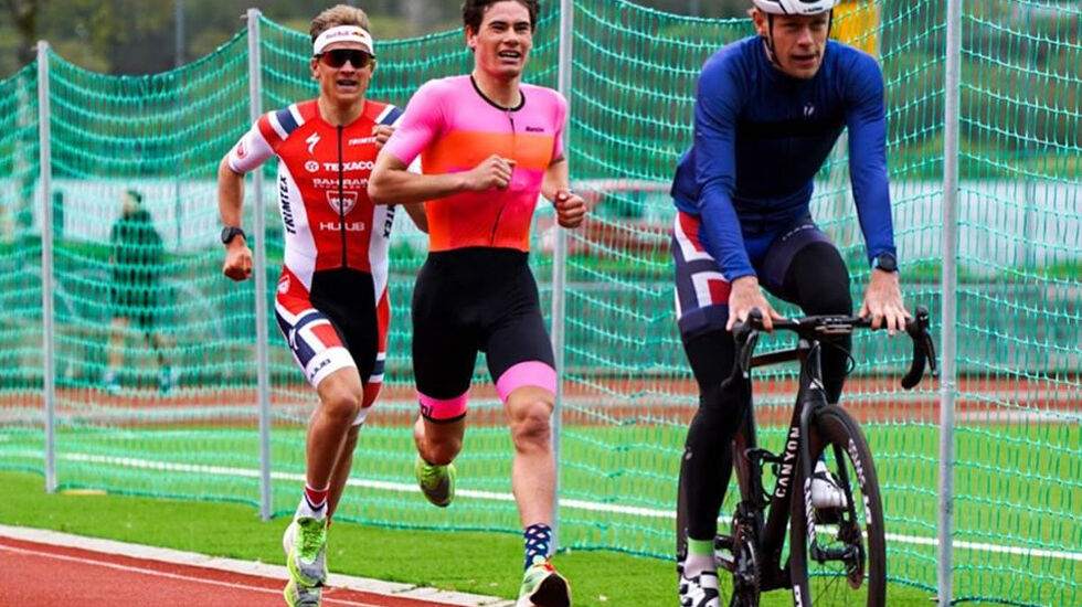 Kristian Blummenfelt og Gustav Iden i sitt 3000 meter testløp for tre uker siden der de løp inn til 8:11 og 8:12. Her er Casper Stornes i rollen som følgesyklist. (Foto: Mikal Iden)