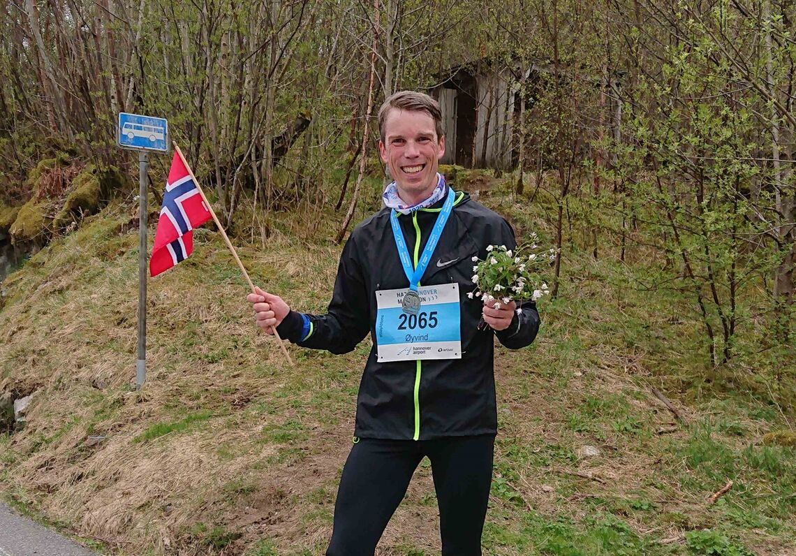 Øyvind Loftås løp sitt Hannover Maraton på hjemmebane i Arna på samme dag som løpet skulle vært arrangert. Arrangøren hadde sendt startnummer og årets medalje. (Privat foto)