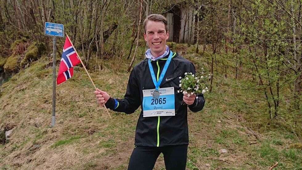 Øyvind Loftås løp sitt Hannover Maraton på hjemmebane i Arna på samme dag som løpet skulle vært arrangert. Arrangøren hadde sendt startnummer og årets medalje. (Privat foto)