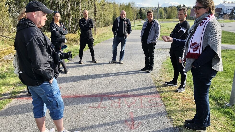Representanter fra arrangørkomiteen, ordfører (t.h.) og journalist i lokalavisa (t.v.) i aksjon ved startstreken under et forberedelsesmøte. (Foto: Marit Haugdahl)