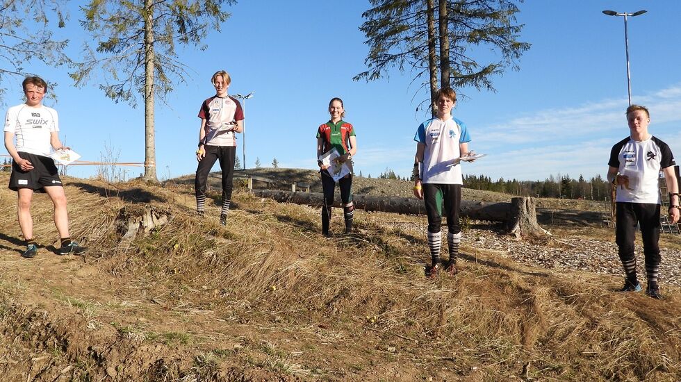 Kartdiskusjon etter løpet på god avstand. (Foto: Stein Arne Negård)