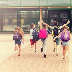Bilde av barn på vei inn på skolen