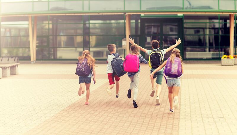 Bilde av barn på vei inn på skolen