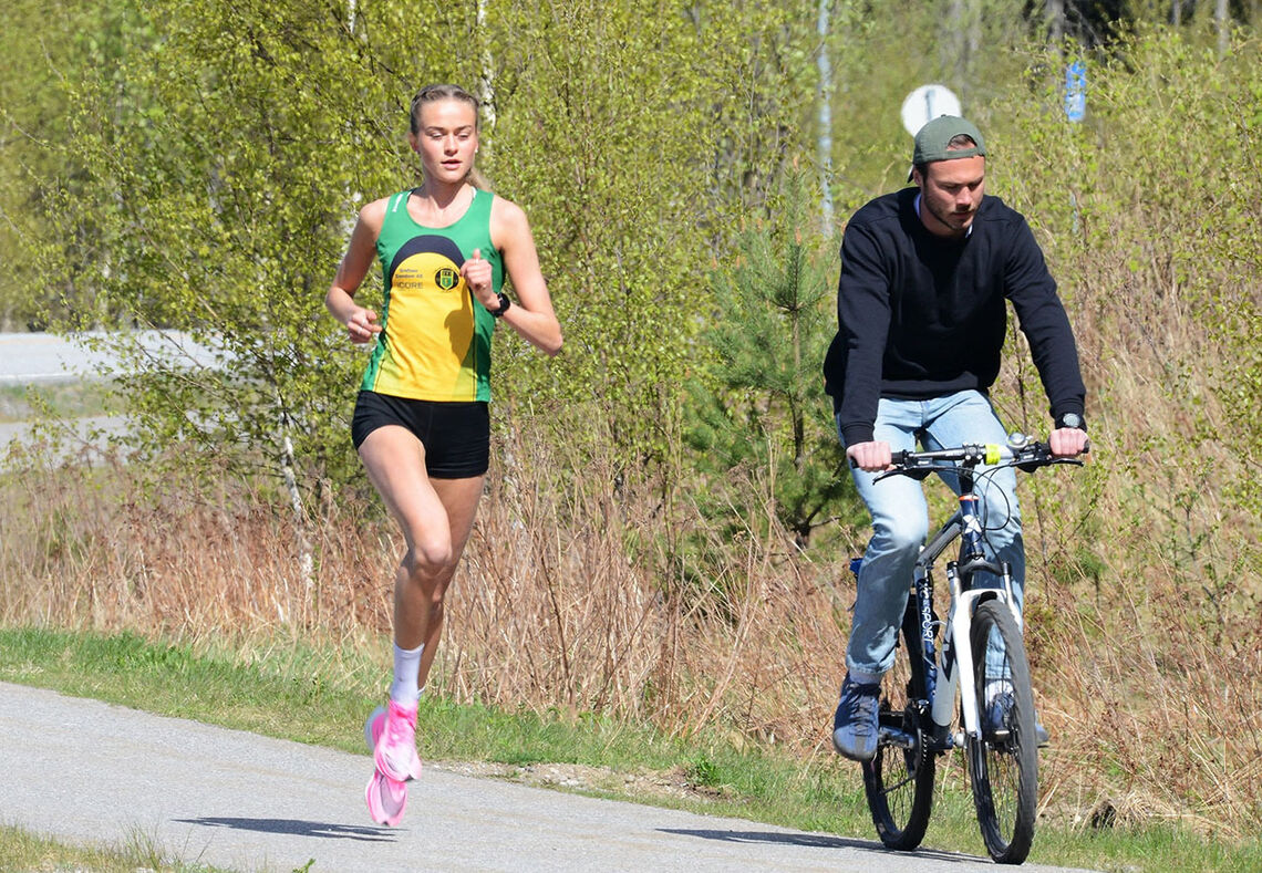 Amalie Sæten fikk en svært så god formbeskjed da hun lørdag testa seg i 5 km-løypa i Perseløpet på Sand ved Gardermoen. Klubbkamerat i Ull/Kisa, Andreas Roth, fulgte løpet på sykkel. (Foto: Hans Jørgen Borgen) 
