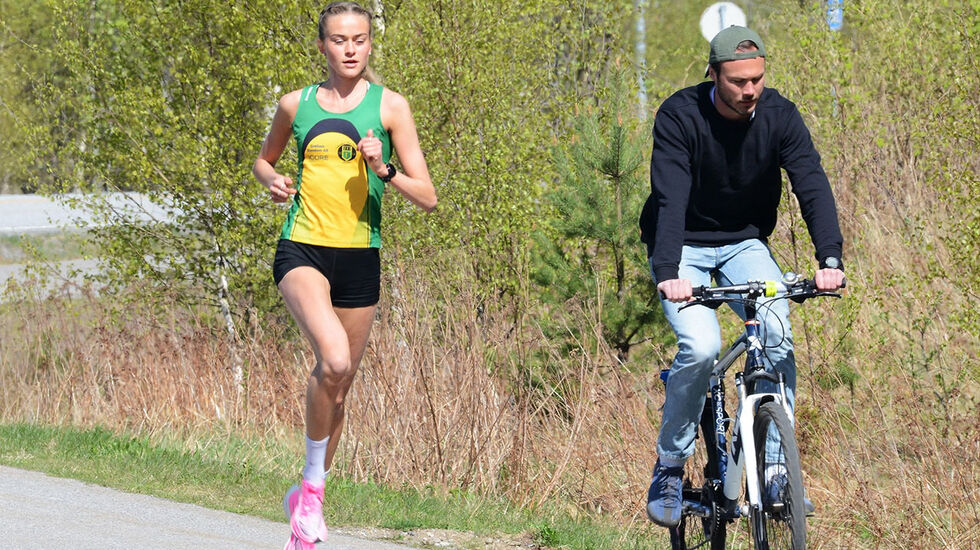 Amalie Sæten fikk en svært så god formbeskjed da hun lørdag testa seg i 5 km-løypa i Perseløpet på Sand ved Gardermoen. Klubbkamerat i Ull/Kisa, Andreas Roth, fulgte løpet på sykkel. (Foto: Hans Jørgen Borgen) 