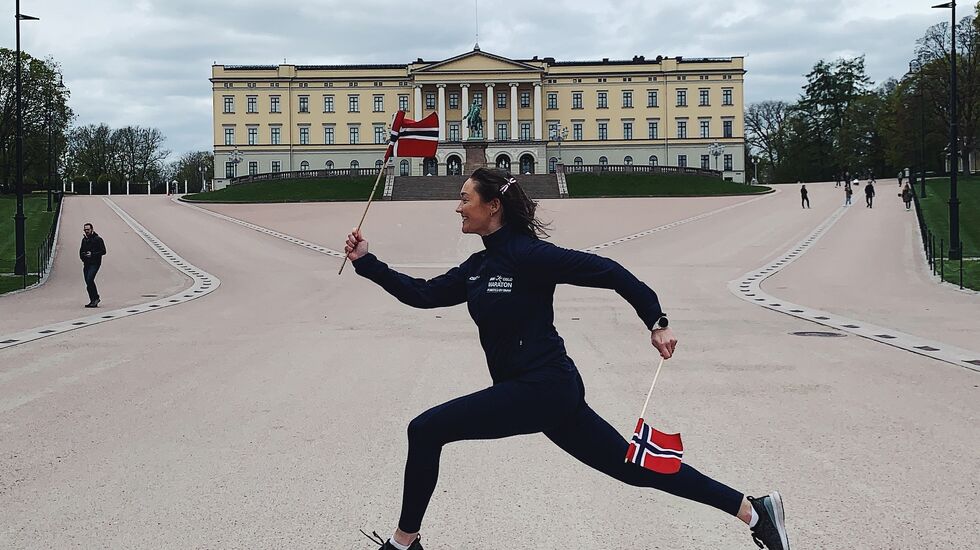 Oslo Maraton-ansatte Emilie Kjustad Hauer i luftig 17. mai-sprang foran slottet. (Foto: Oslo Maraton) 