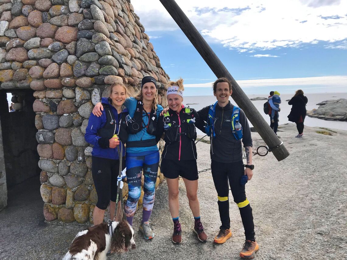 Henriette Brynthe, Liss Vallestrand, Therese Falk og Magnus Thorud er framme ved vippefyret på Verdens ende etter nesten 25 timer. 