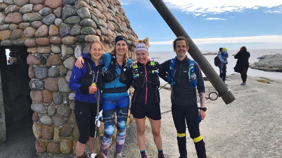 Henriette Brynthe, Liss Vallestrand, Therese Falk og Magnus Thorud er framme ved vippefyret på Verdens ende etter nesten 25 timer.