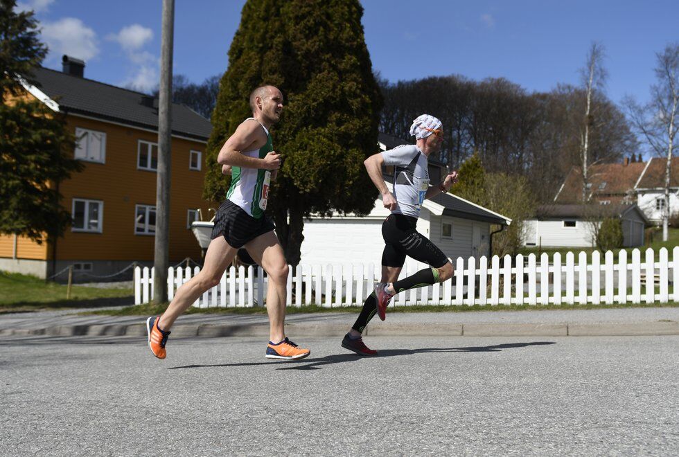 Fartstrening kan du ha stor glede av i alle løp. Her løper Andreas Gossner (fremst) Halden Byløp 2018 hvor han kom på tredjeplass i herreklassen med tida 16.49. Foto: Bjørn Johannessen