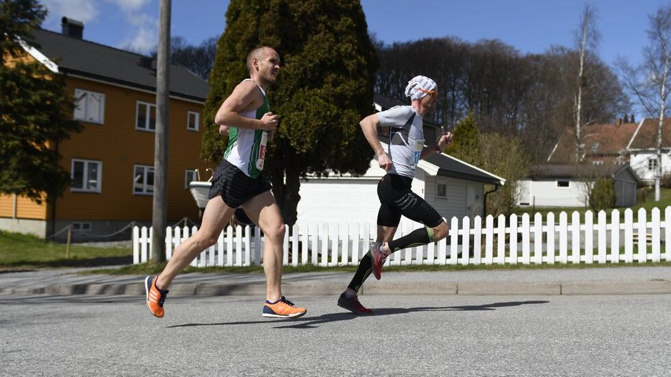 Fartstrening kan du ha stor glede av i alle løp. Her løper Andreas Gossner (fremst) Halden Byløp 2018 hvor han kom på tredjeplass i herreklassen med tida 16.49. Foto: Bjørn Johannessen