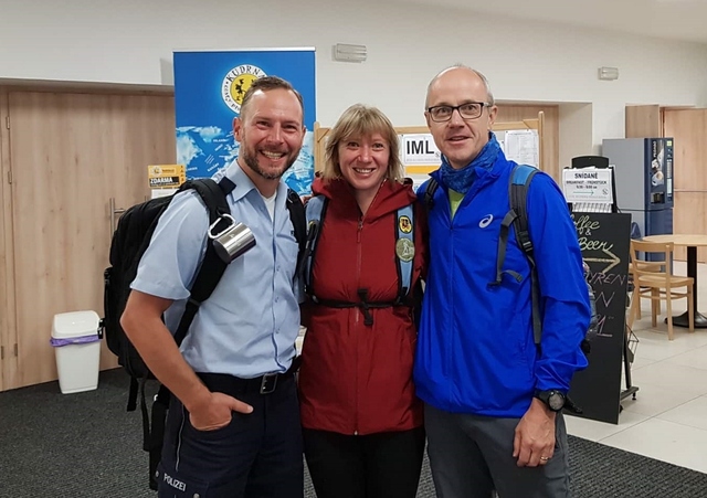 Niels fra Tyskland, Polsk-norske Sylwia og Ad fra Nederland skal gå sammen 17. mai - i hvert sitt land med norske flagg og norsk musikk. (Privat foto)