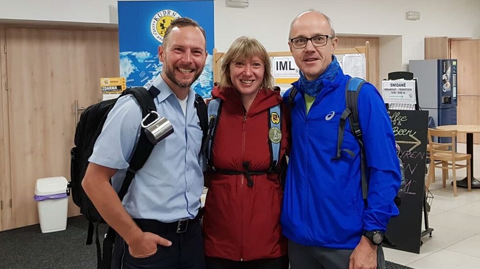 Niels fra Tyskland, Polsk-norske Sylwia og Ad fra Nederland skal gå sammen 17. mai - i hvert sitt land med norske flagg og norsk musikk. (Privat foto)