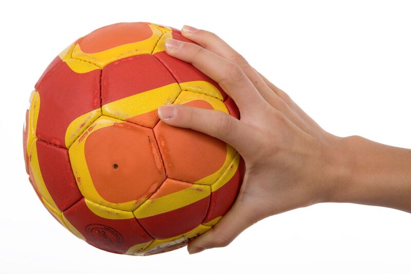 Bilde av hånd som holder i en ball