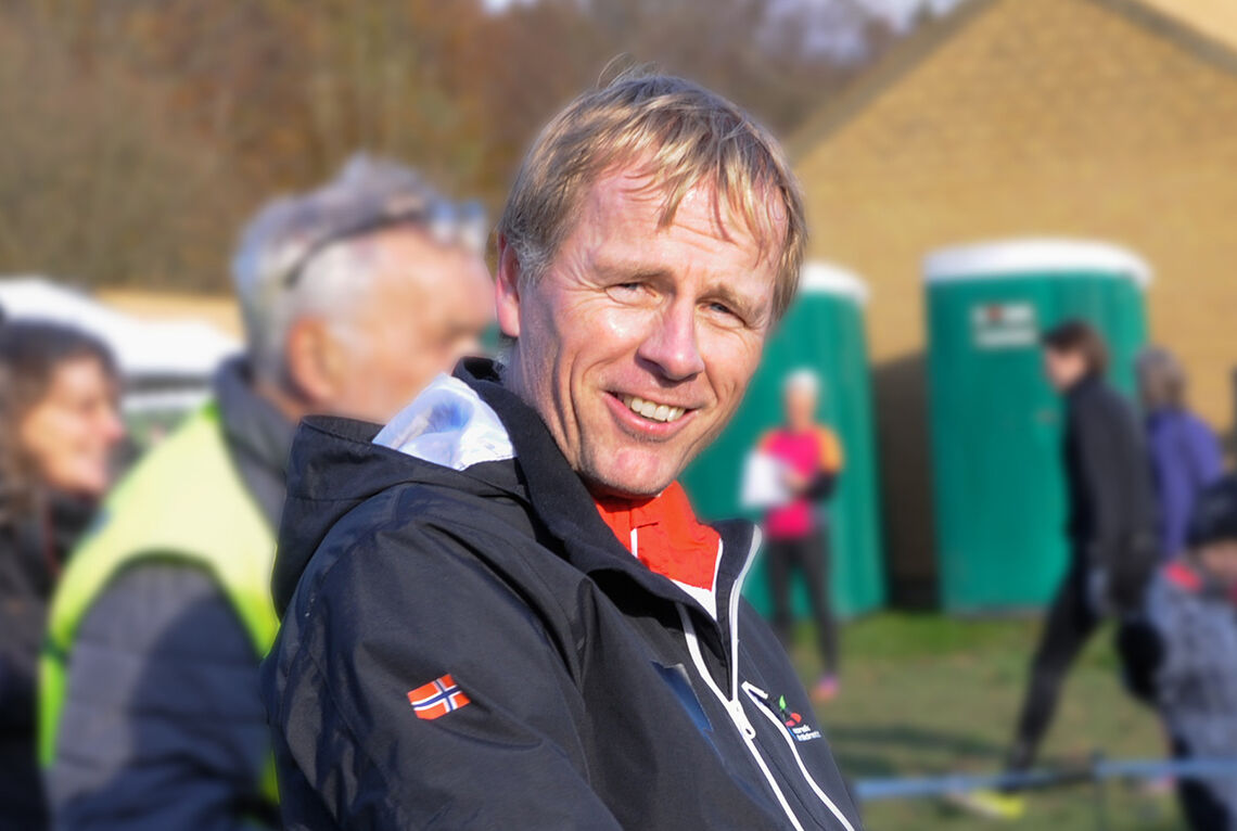 I 25 år har Nils Hetleflåt vært friidrettstrener. Her fra Nordisk Mesterskap i terrengløp i Danmark 2017 hvor han var lagleder for det norske laget. (Foto: Arne Dag Myking)