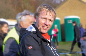 I 25 år har Nils Hetleflåt vært friidrettstrener. Her fra Nordisk Mesterskap i terrengløp i Danmark 2017 hvor han var lagleder for det norske laget. (Foto: Arne Dag Myking)