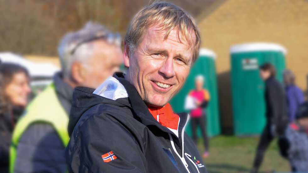 I 25 år har Nils Hetleflåt vært friidrettstrener. Her fra Nordisk Mesterskap i terrengløp i Danmark 2017 hvor han var lagleder for det norske laget. (Foto: Arne Dag Myking)