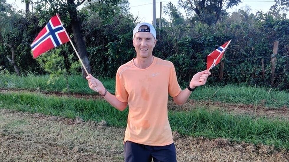 Sondre Norstad Moen feirer nasjonaldagen i Kenya blant annen med å løpe 17. mairaton. (Foto: Nils Forreløkken)
