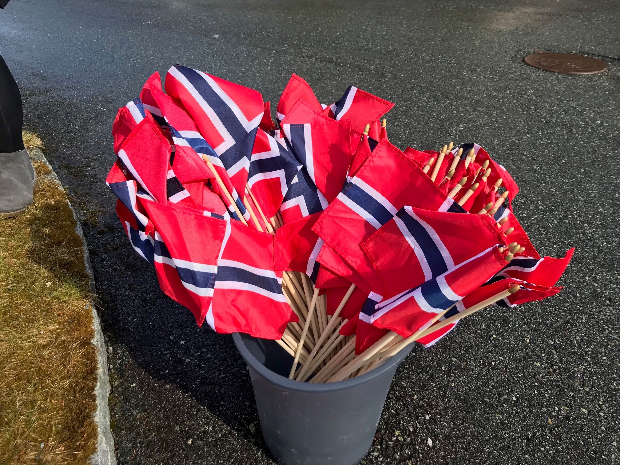 Norske flagg i bøtte.jpg