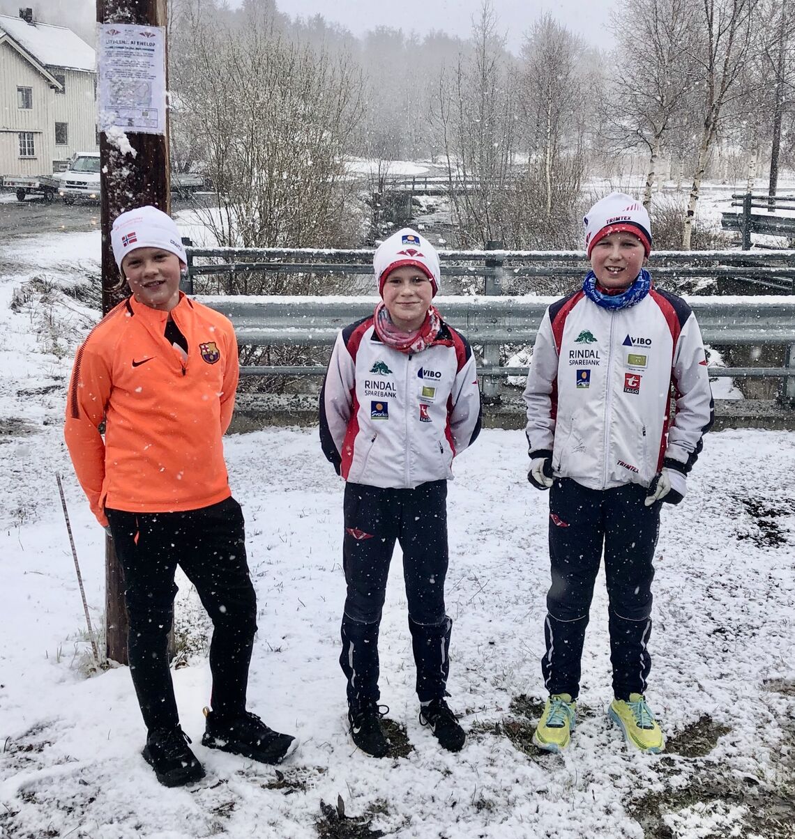 Tre unge deltagere i det første løpet i Rindal løpskarusell som samlet 63 deltagere. (Foto: Erik Løfald)