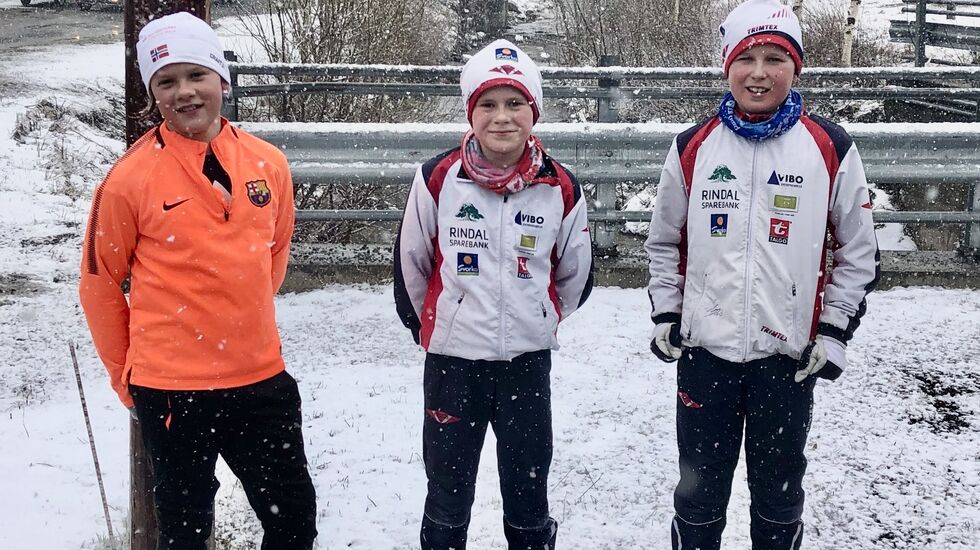 Tre unge deltagere i det første løpet i Rindal løpskarusell som samlet 63 deltagere. (Foto: Erik Løfald)