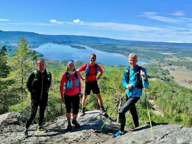 45 løpere deltok i det første Elevation Ultra. En av dem var Ole Rognstadbråten til venstre på dette bildet. Her har han følge av klubbvennene Hilde, Håvard og Terje på en del av løpet. (Foto: Katja Saggese)