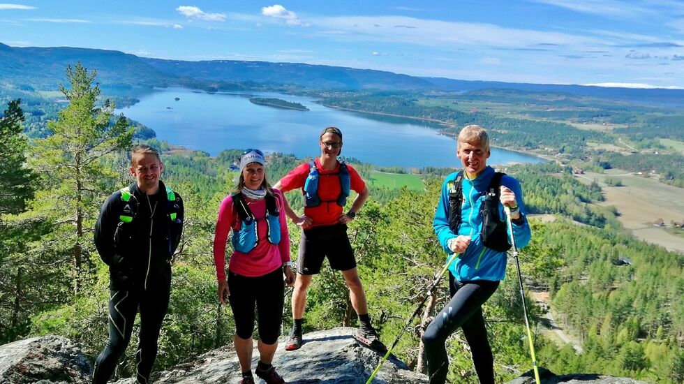 45 løpere deltok i det første Elevation Ultra. En av dem var Ole Rognstadbråten til venstre på dette bildet. Her har han følge av klubbvennene Hilde, Håvard og Terje på en del av løpet. (Foto: Katja Saggese)