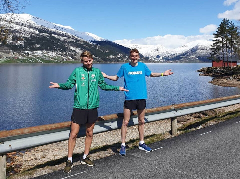 Eivind Øygard (til venstre) og Marius Vedvik var godt nøgde med 10 km-testen langs det vakre Jølstravatnet. (Foto: Matias Førde)