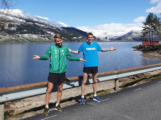 Eivind Øygard (til venstre) og Marius Vedvik var godt nøgde med 10 km-testen langs det vakre Jølstravatnet. (Foto: Matias Førde)