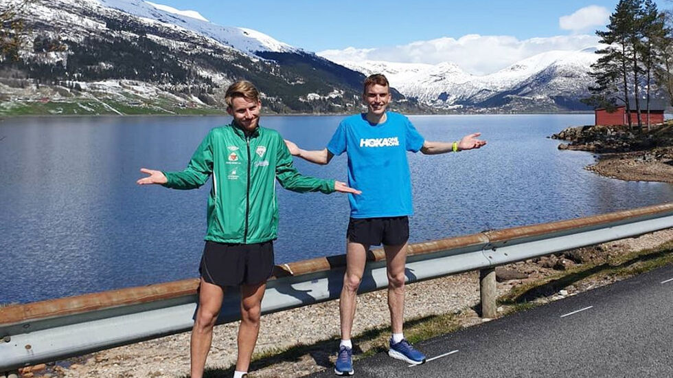 Eivind Øygard (til venstre) og Marius Vedvik var godt nøgde med 10 km-testen langs det vakre Jølstravatnet. (Foto: Matias Førde)