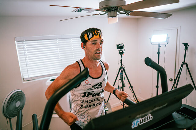 Zach Bitter forbedra den uoffisielle tredemølleverdensrekorden på 100 miles med drøye 21 minutter. (Foto: privat)