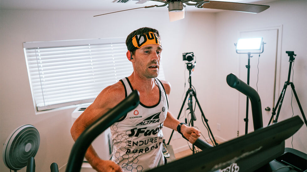 Zach Bitter forbedra den uoffisielle tredemølleverdensrekorden på 100 miles med drøye 21 minutter. (Foto: privat) 