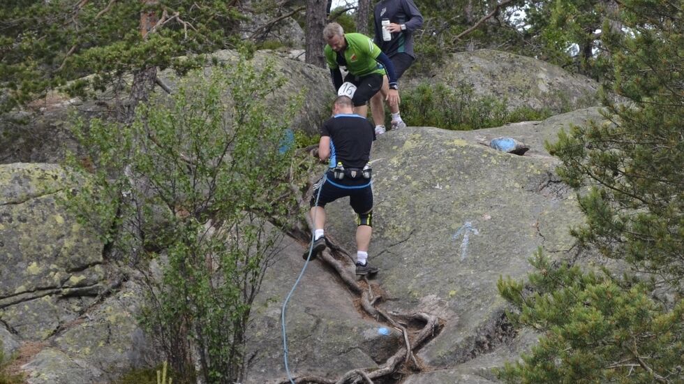 På vei opp til Skuggenatten er det også et parti der mange tar hjelp av et tau for å komme opp. (Arrangørfoto)