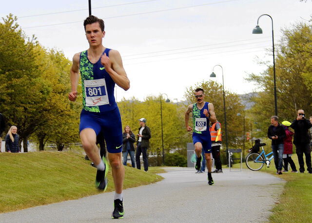 Da Jakob Ingebrigtsen virkelig økte farten inn mot mål, klarte ikke en gang storebror Henrik å henge på. (Foto: Geir Eikeskog)