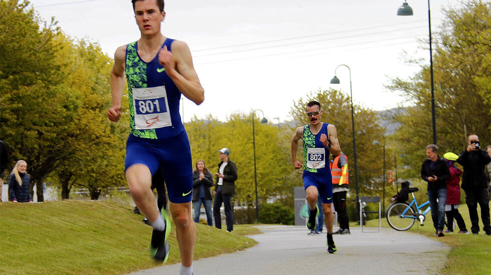 Da Jakob Ingebrigtsen virkelig økte farten inn mot mål, klarte ikke en gang storebror Henrik å henge på. (Foto: Geir Eikeskog) 