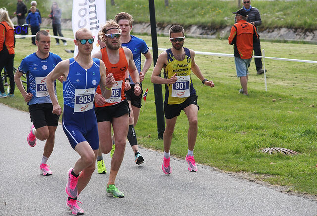 Tom Erik Halvorsen (903) tok kommando tidlig og vant på 31.28. Thomas Asgautsen (oransje singlet) ble nummer to. (Foto: Ingolf Dale)