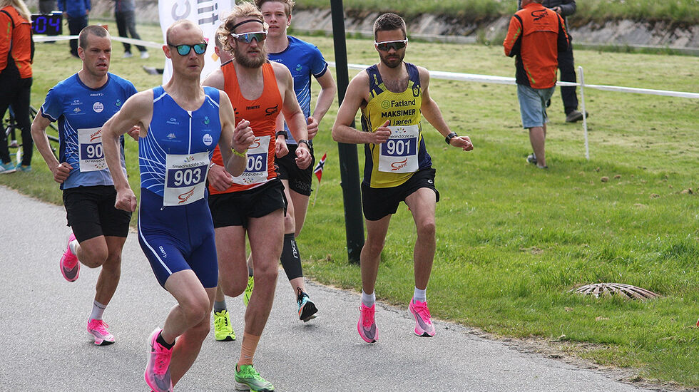 Tom Erik Halvorsen (903) tok kommando tidlig og vant på 31.28. Thomas Asgautsen (oransje singlet) ble nummer to. (Foto: Ingolf Dale)