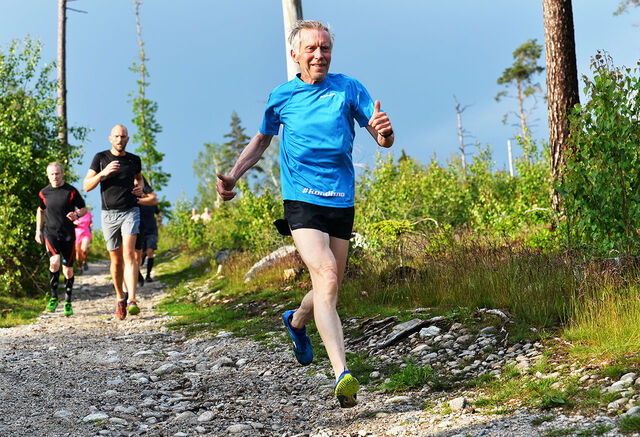Henrik Lund Raagaard kom ikke i gang med regelmessig løping før han var 70 år, men som 75-åring har han satt norsk klasserekord. Her ser vi han i fint driv under Torsdagsløpet utenfor Sarpsborg. (Foto: Pål Kirkerød)