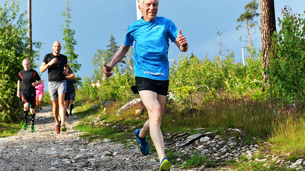 Henrik Lund Raagaard kom ikke i gang med regelmessig løping før han var 70 år, men som 75-åring har han satt norsk klasserekord. Her ser vi han i fint driv under Torsdagsløpet utenfor Sarpsborg. (Foto: Pål Kirkerød)
