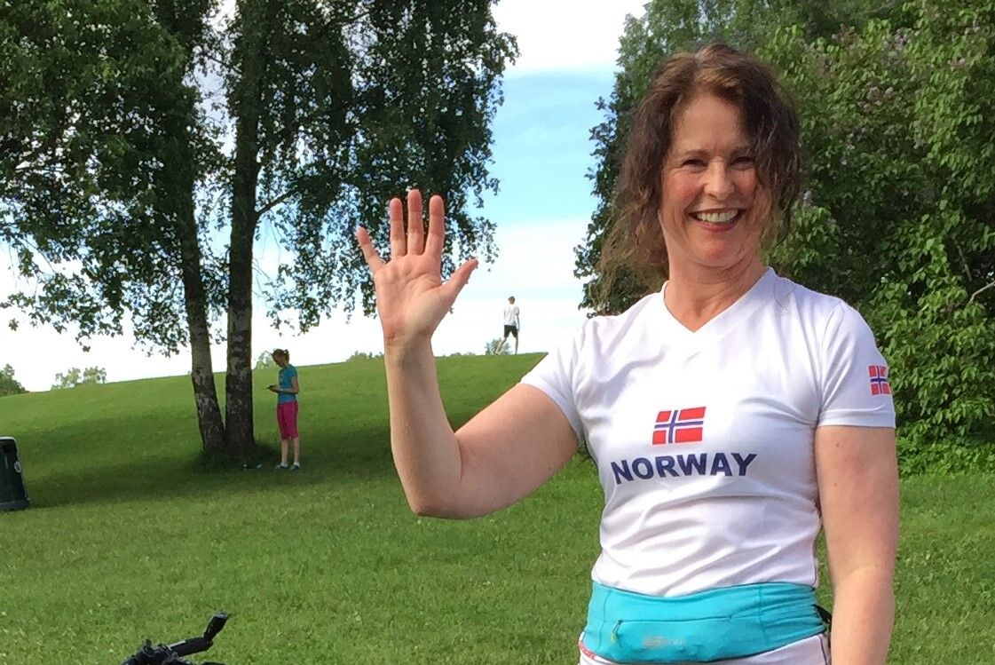 Marianne Røhme vinker og hilser